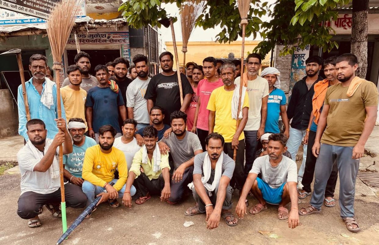Cleaning workers sitting on strike in Nagar Panchayat office were assaulted, one accused arrested