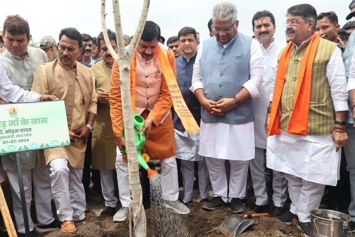 Indore: Bhupendra Yadav said city residents should give a return gift to Mother Earth by planting tree