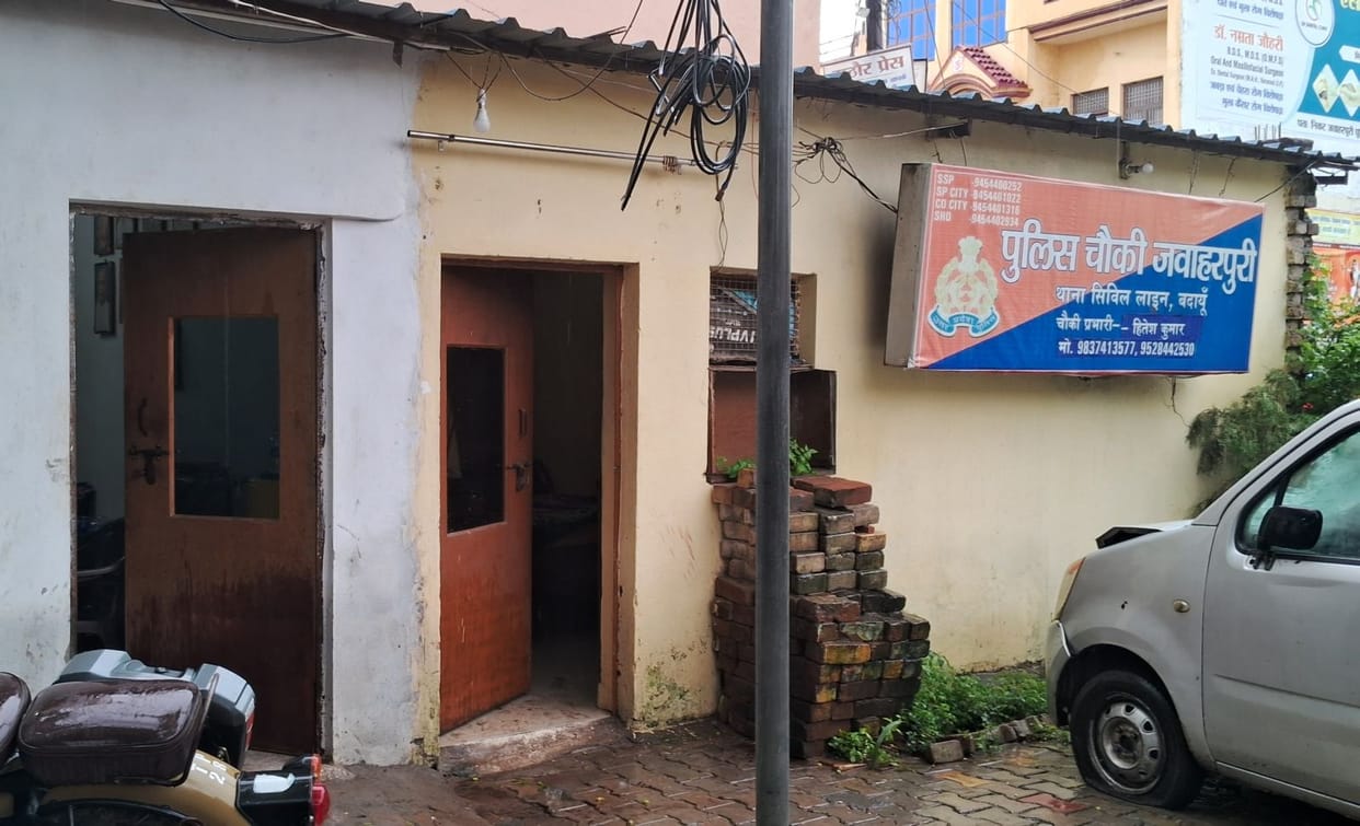 The condition of four police posts in the city is bad, water is dripping from the roofs.