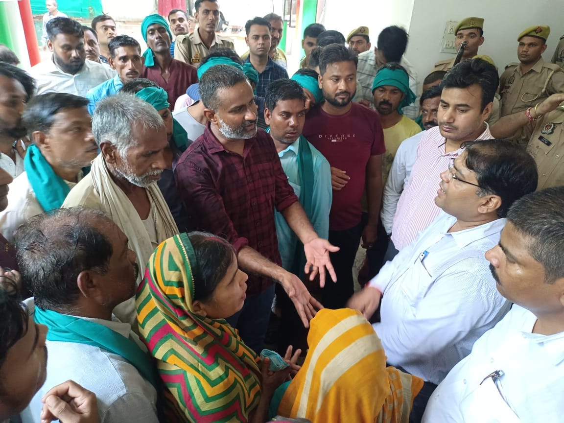 Farmers stage indefinite protest from road to collectorate against land acquisition