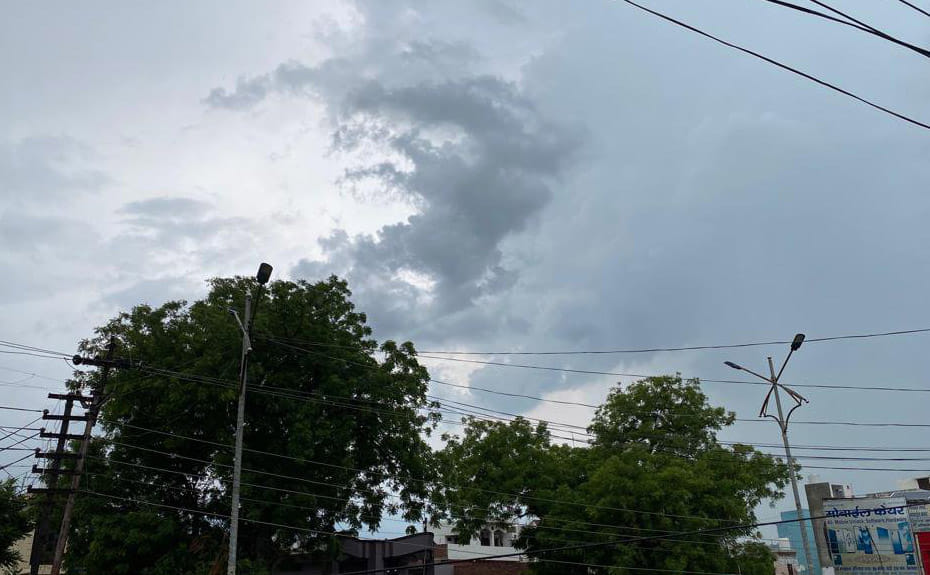 Weather became pleasant due to drizzling showers, people got relief from heat