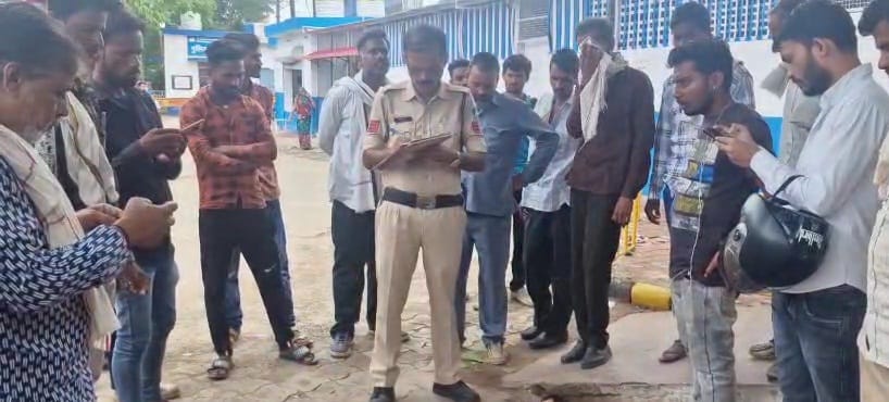 snake bit a mother and son sleeping on the bed, son died, mother's condition was critical