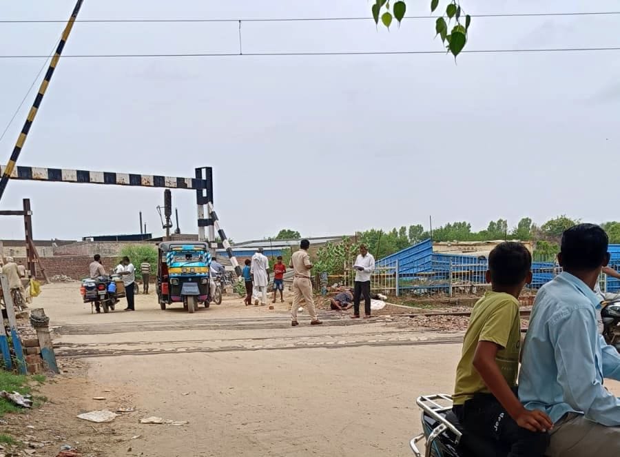 Youth crossing closed gate dies after being hit by train