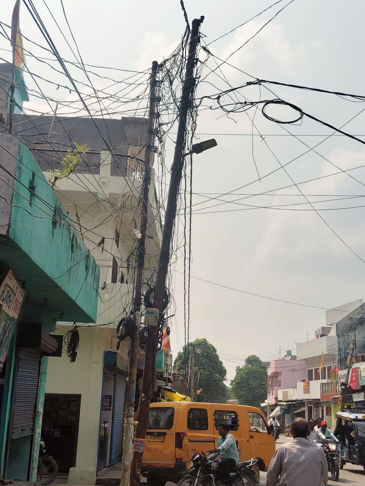Crores spent, yet electricity supply is being done with the help of bamboo sticks