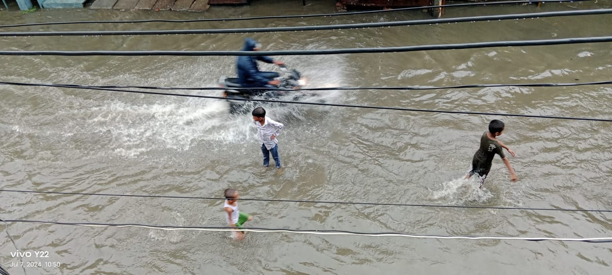 Nainital road turned into a pond due to torrential rains