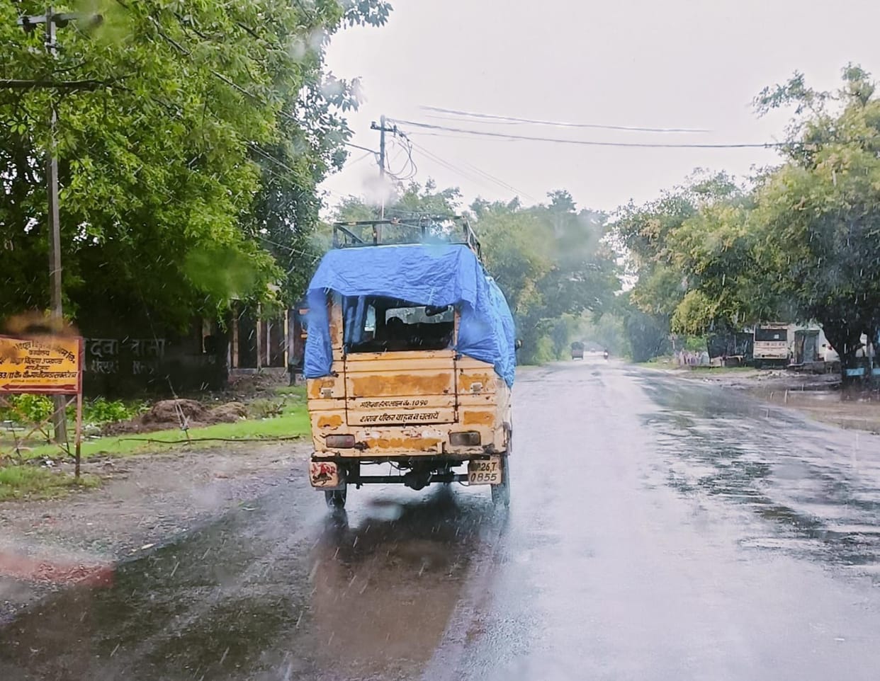 Roofs of illegal vehicles are leaking in the rain, passengers are forced to get wet
