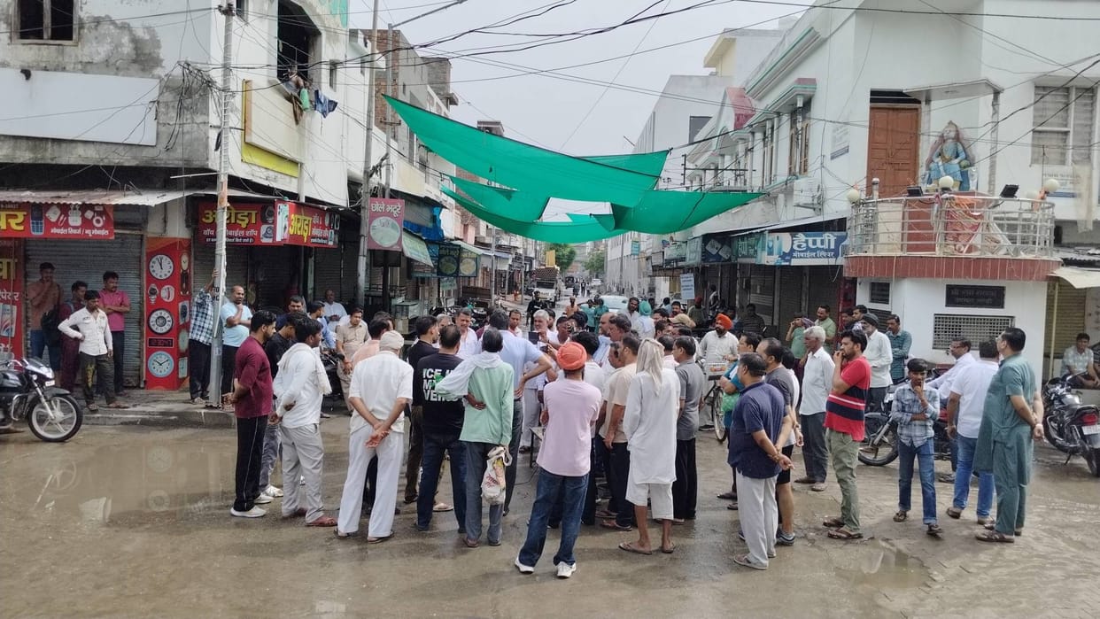 Traders kept shops closed in protest against incidents of theft, questions raised on police functioning