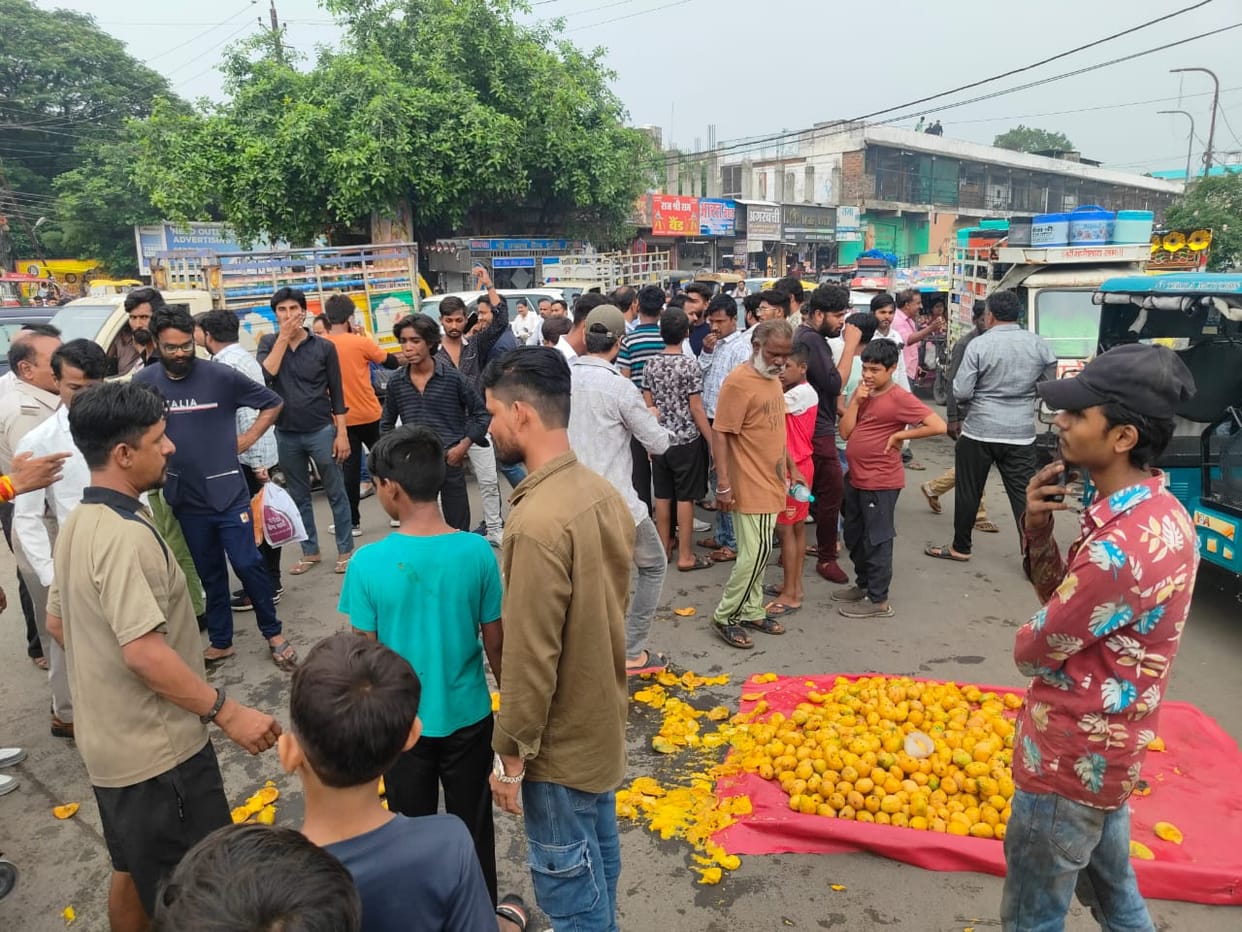 Translate text with your camera

Indore: Dispute between the staff who went to remove encroachment and fruit sellers
