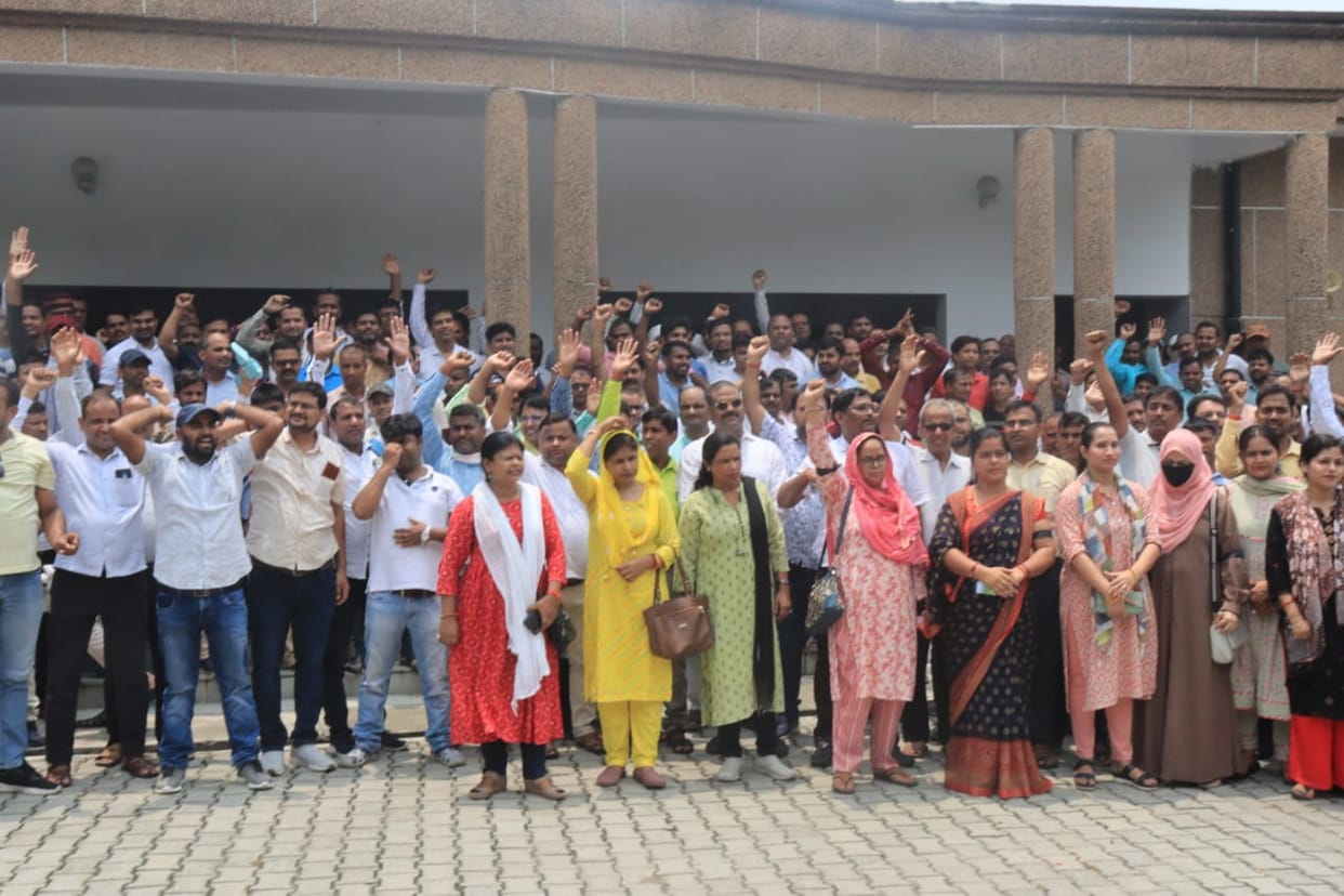 Teachers demonstrated at the Collectorate in protest against online attendance