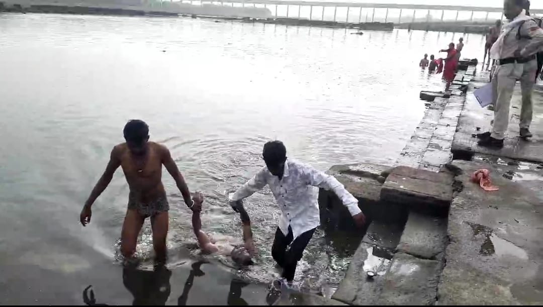 Khandwa News: One friend kept bathing and the other drowned