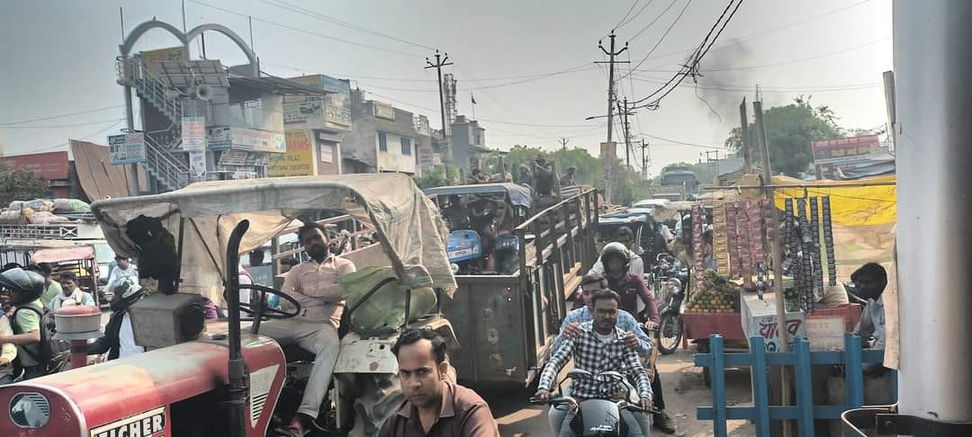 There is often a jam at the railway crossing, the problem will increase if the number of trains increases