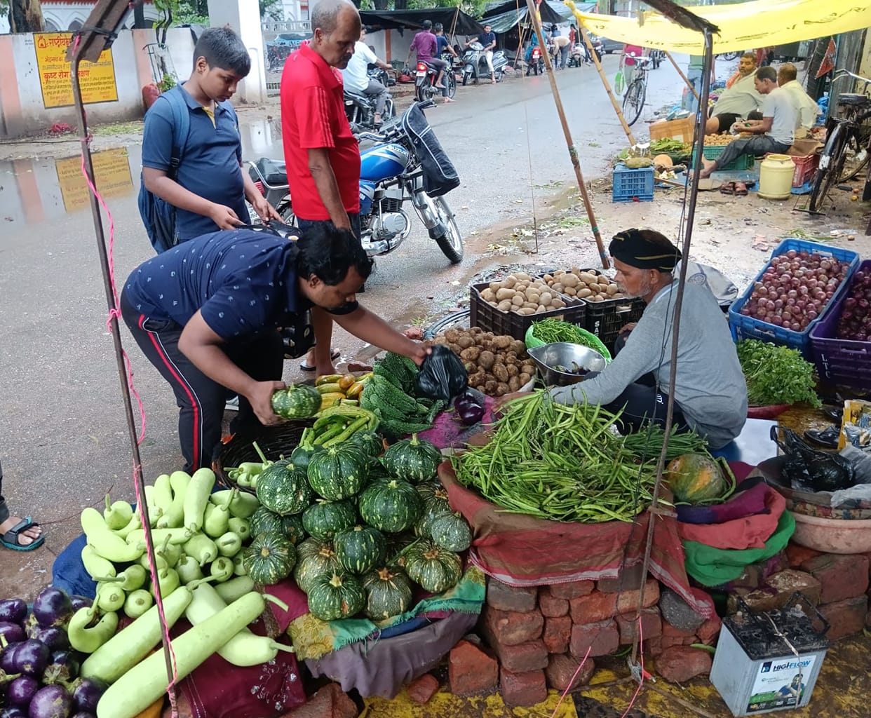 The prices of vegetables also started increasing in the rain, the burden on the pocket increased