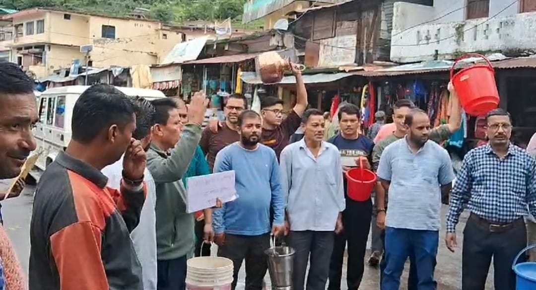 Traders demonstrate with empty utensils