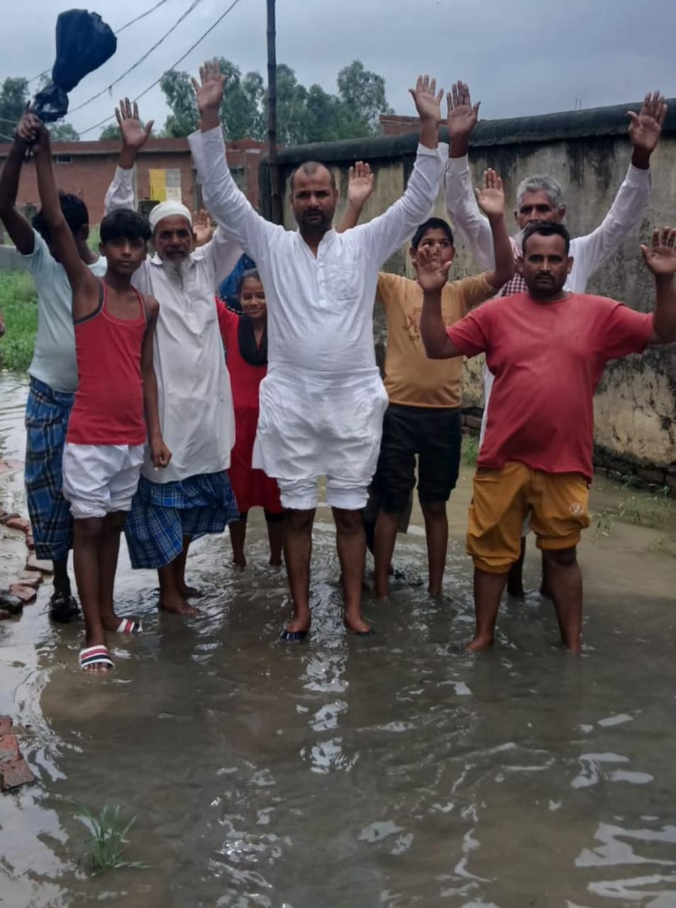 Waterlogging in the town, people came out in protest
