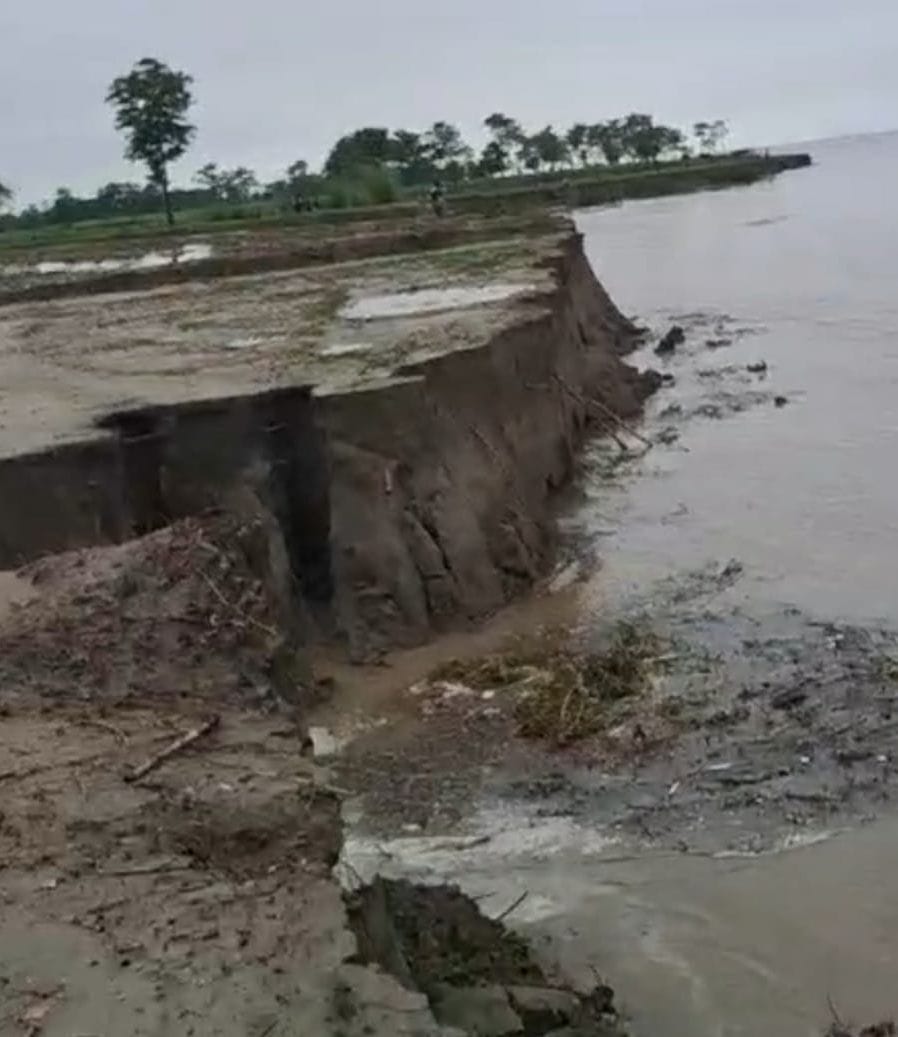 The embankment built at a cost of Rs 5.68 crore could not withstand even the first rain, sacks started sinking in the river