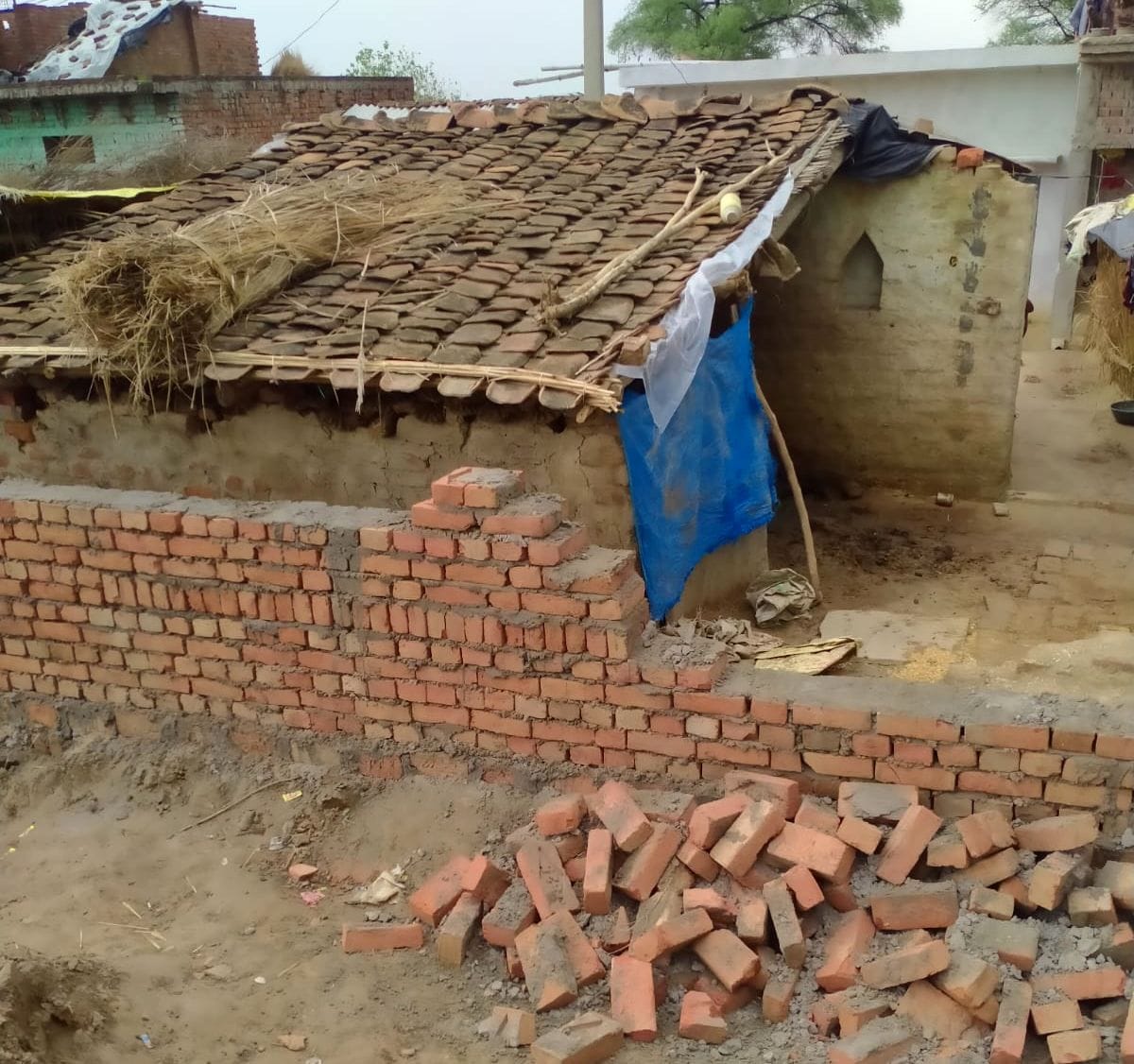For not voting for SP, the laborer's door was closed by erecting a wall