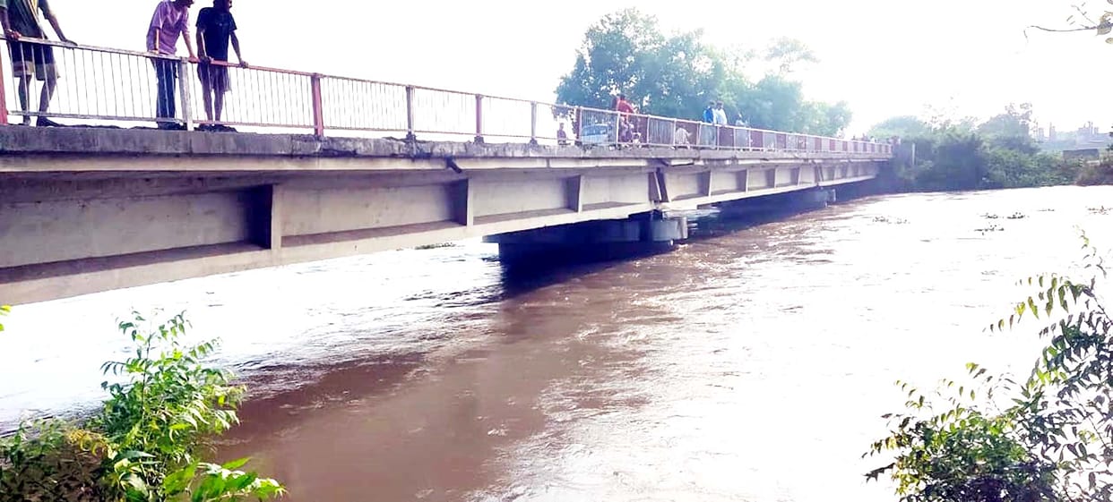 Water reached the upper part of the bridge of Khannaut river
