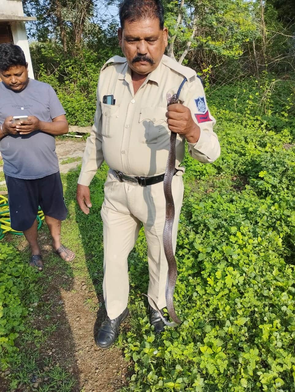 ब्लैक कोबरा सांप के साथ प्रधान आरक्षक दिनेश गुर्जर