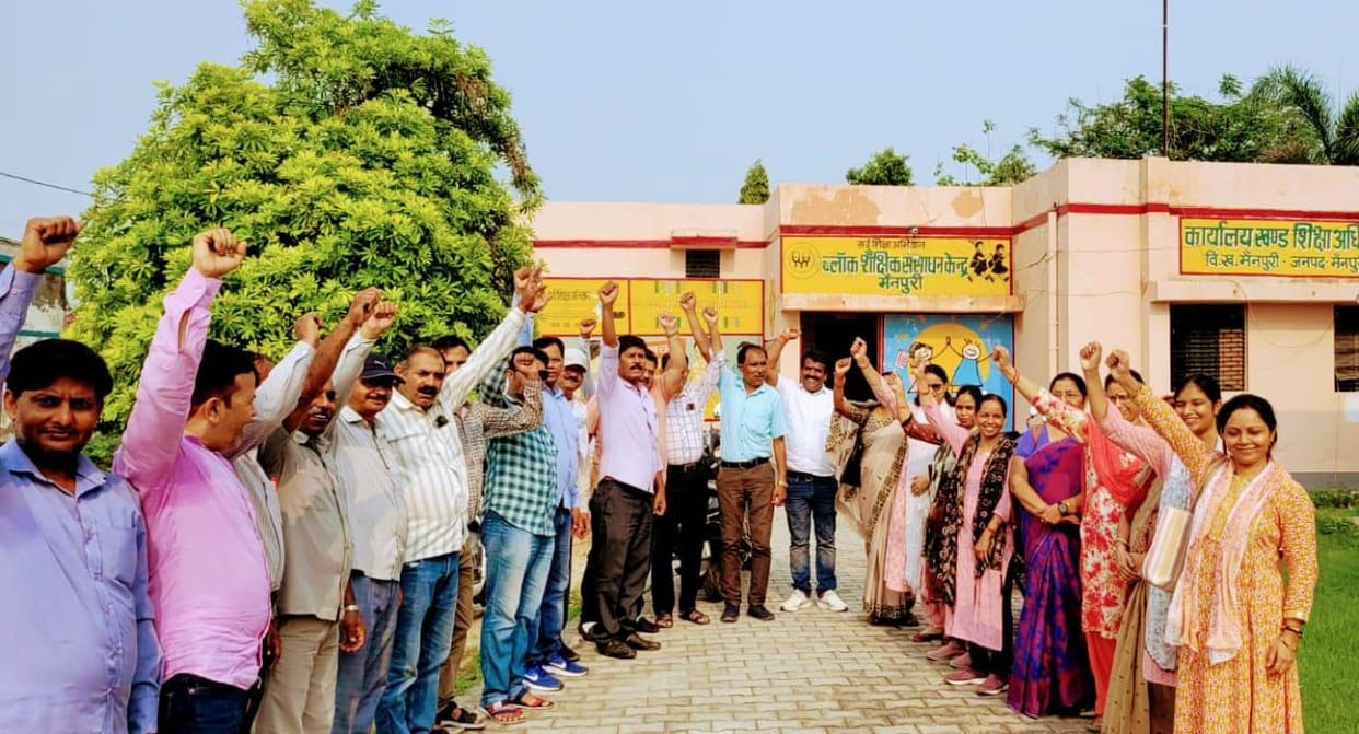 Teachers demonstrated for the second day against digital attendance