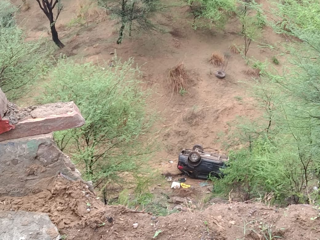 Car fell into 300 feet deep valley to save Nilgai, driver saved his life by jumping