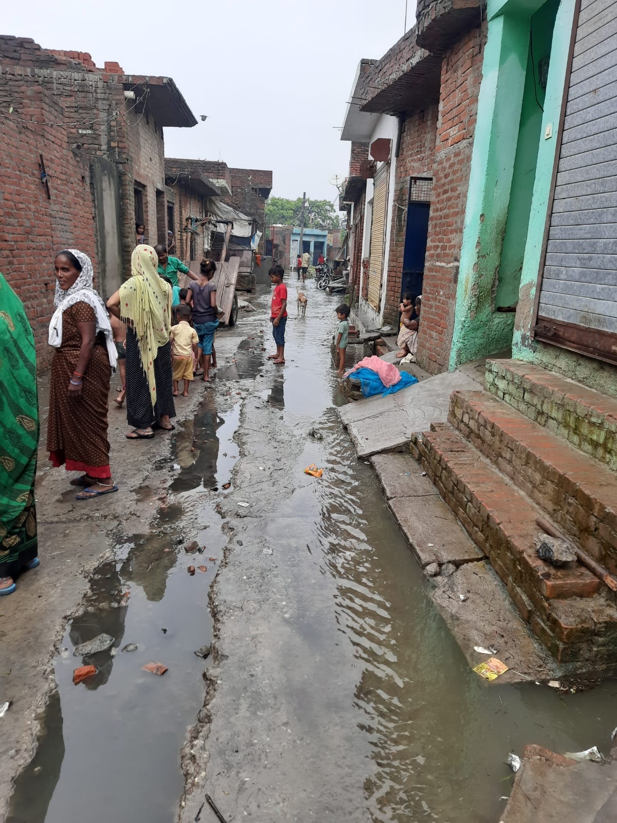 Dirty water entered houses due to drain not being cleaned