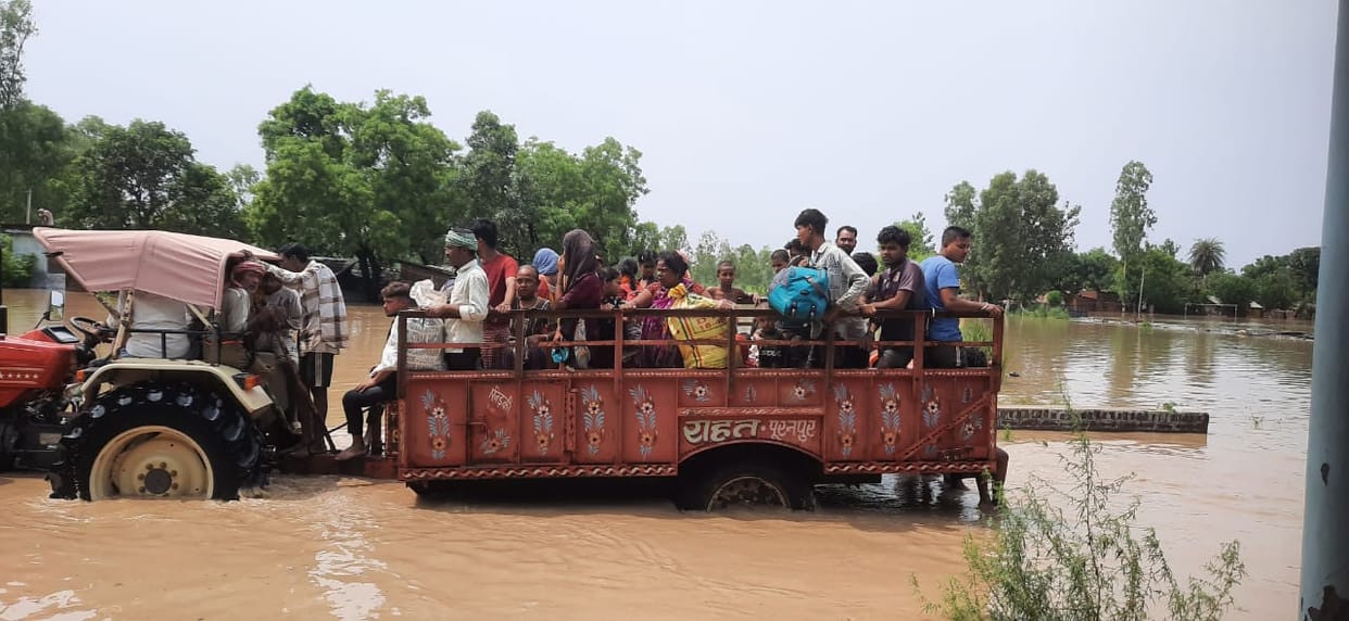 30 villages on the banks of Sharda river submerged due to overflowing of river
