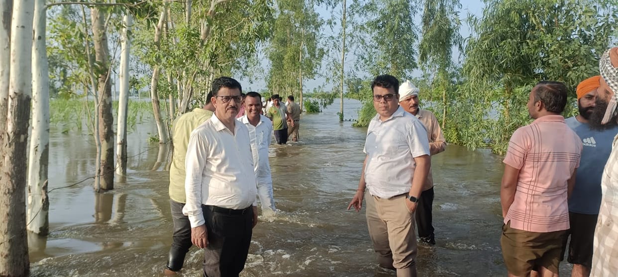 Four people trapped in the flood took help of combine