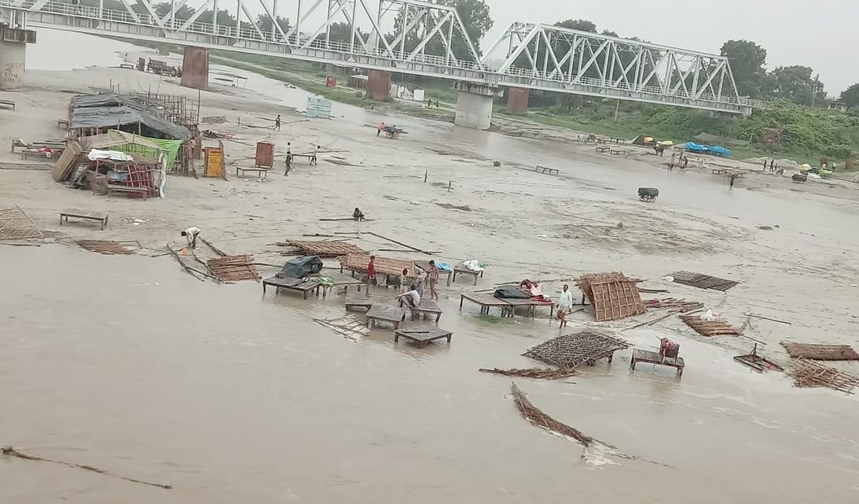 Ganga above the danger mark... three villages evacuated, one died due to drowning in the drain