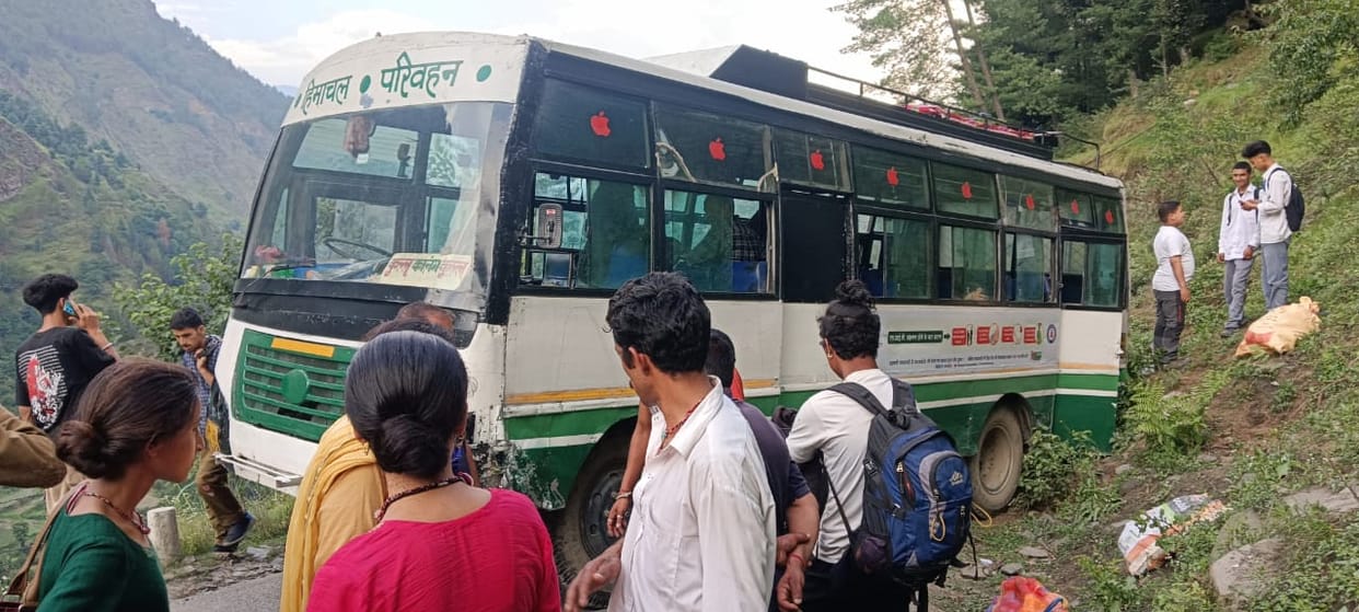 Pressure pipe of bus burst in furnace, 50 passengers narrowly escaped