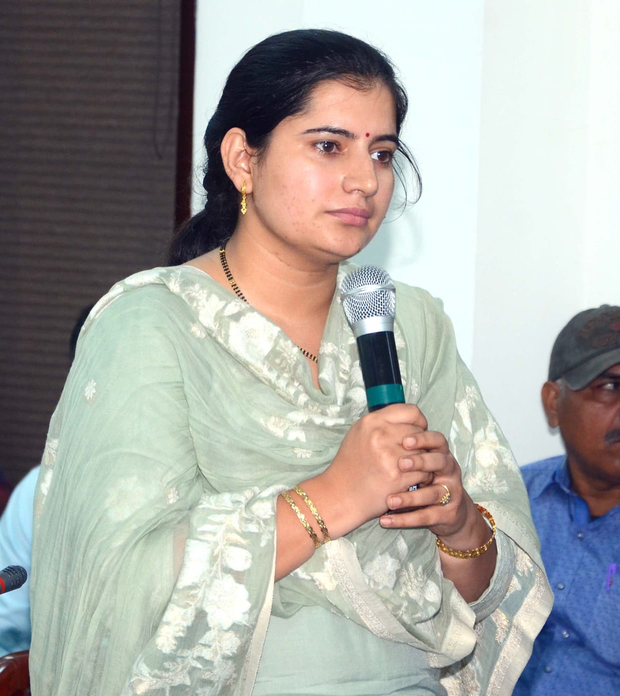 Councillor is angry due to less street lights, Councillor said- will complain to Vigilance