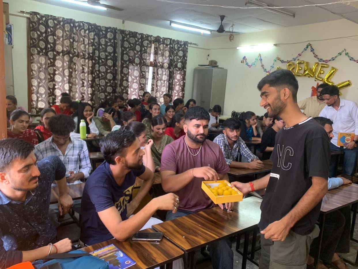 abvp celebrated their sathapna divas