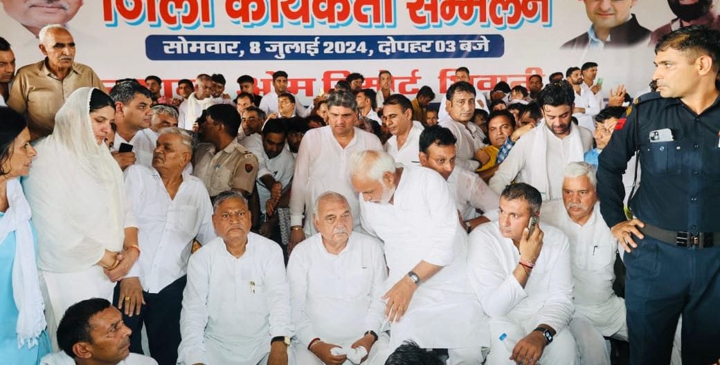 Bhiwani Zilla Parishad Chairperson Anita Malik and many councilors and sarpanches join Congress.