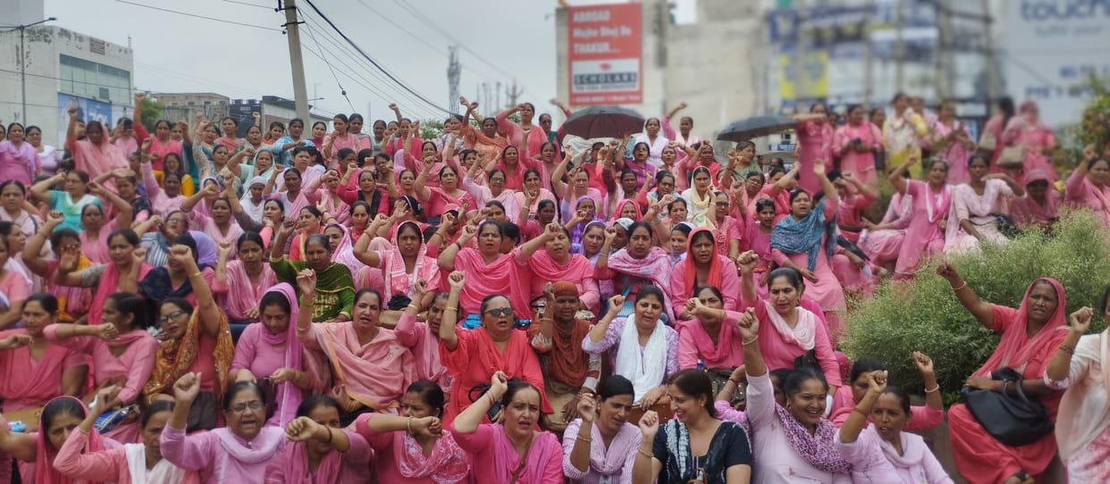Anganwadi workers roared at the minister's residence