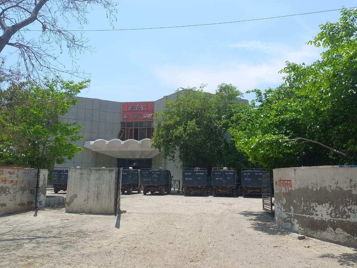 Parking of garbage carts made in community center worth Rs. 35 lakhs