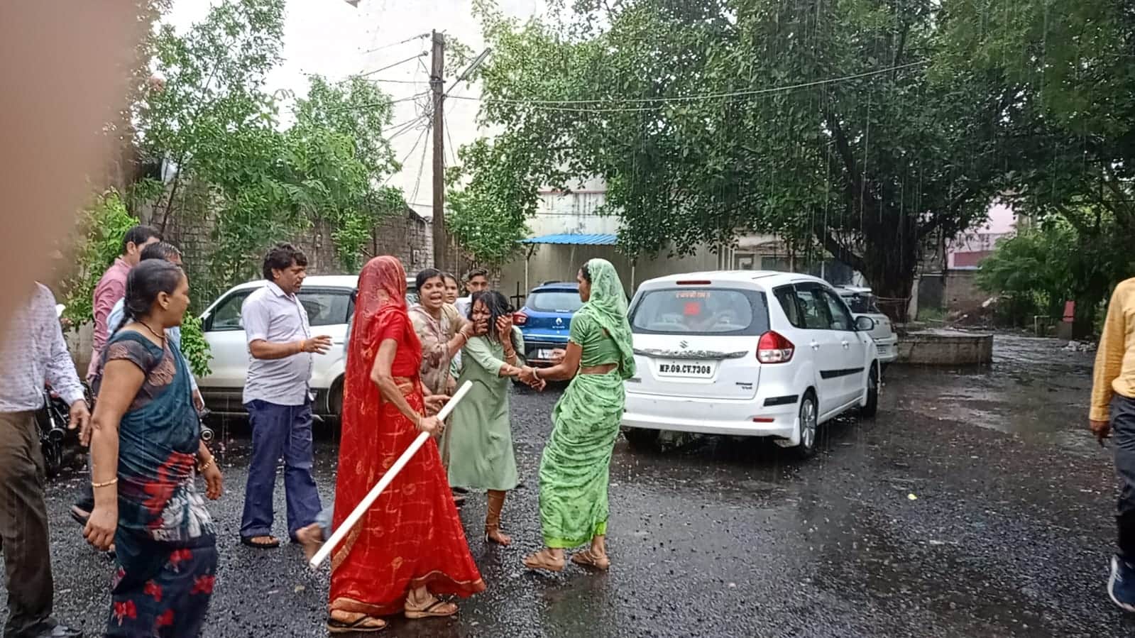 राजगढ़ में बीच बाजार फैमिली एक्शन ड्रामा