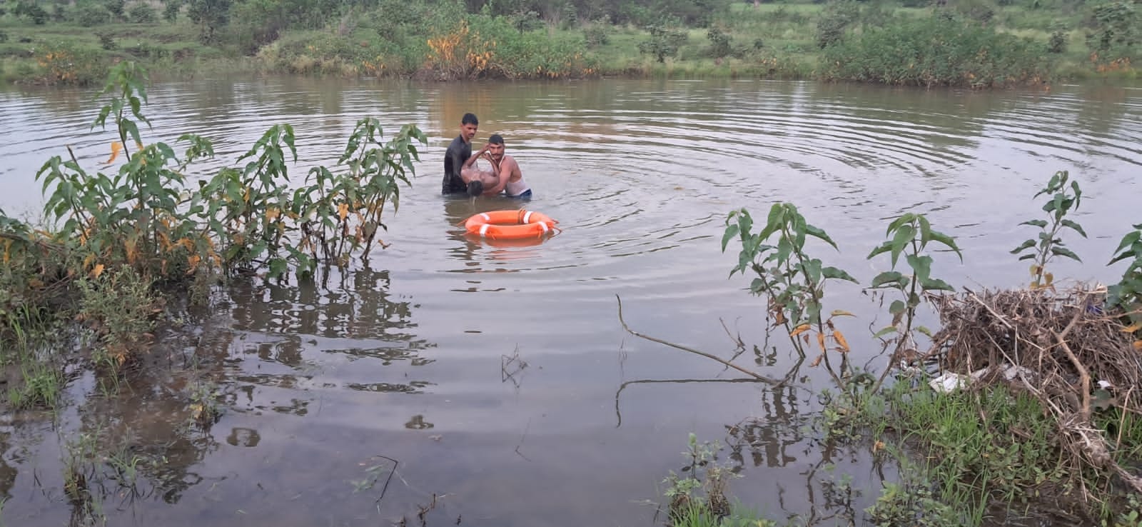 रेस्क्यू करती टीम