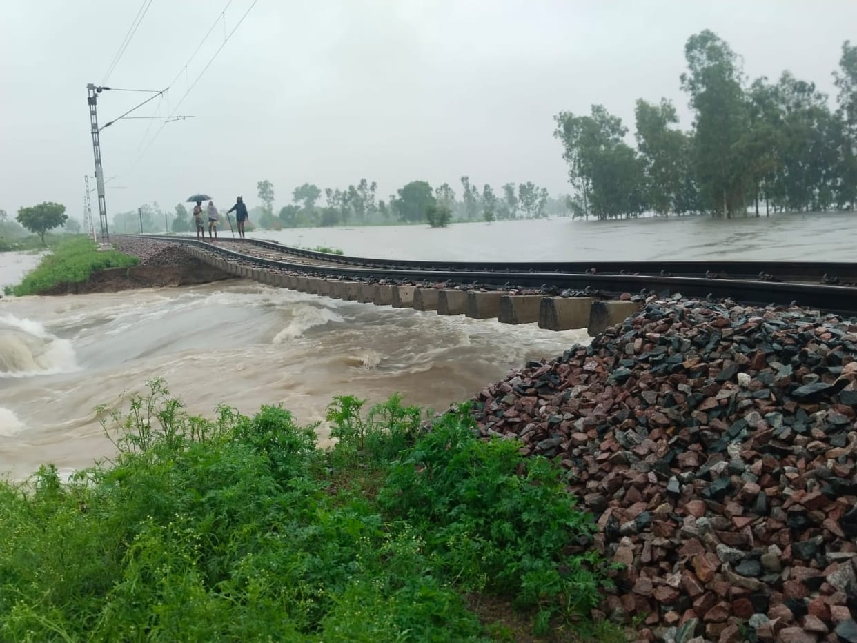 The culvert was washed away in the strong flow of water, the railway track was hanging in the air