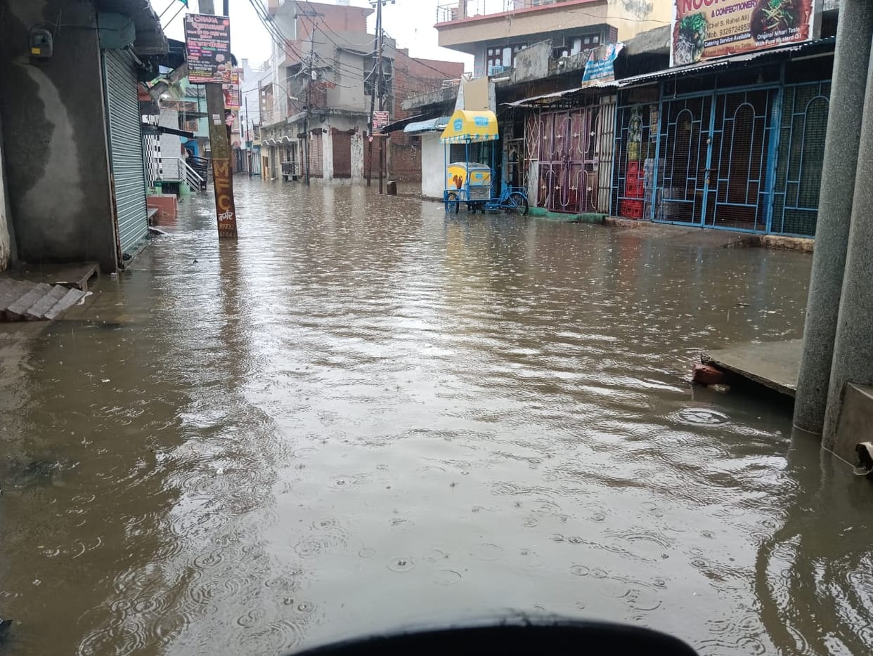 The condition of the city worsened due to continuous rain, water filled in houses