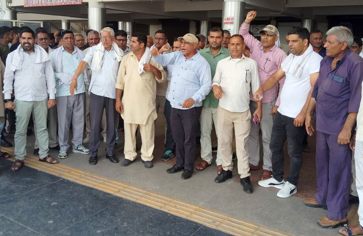 Roadways employees protest against granting permits to 3658 private buses