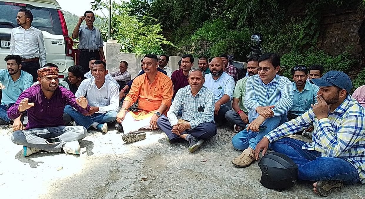 Protest held demanding improvement of gas warehouse road