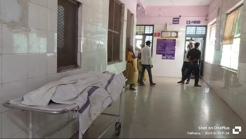 Damoh: 3 youth who came to wedding ceremony took out money from ATM, the car hit him and took the life of one