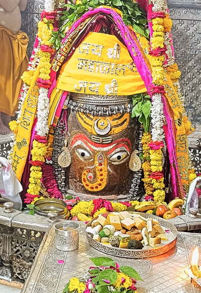 Ujjain News: चतुर्थी पर बाबा महाकाल ने शृंगार के बाद श्रीगणेश का रूप धारण किया और भस्म भी लगाई