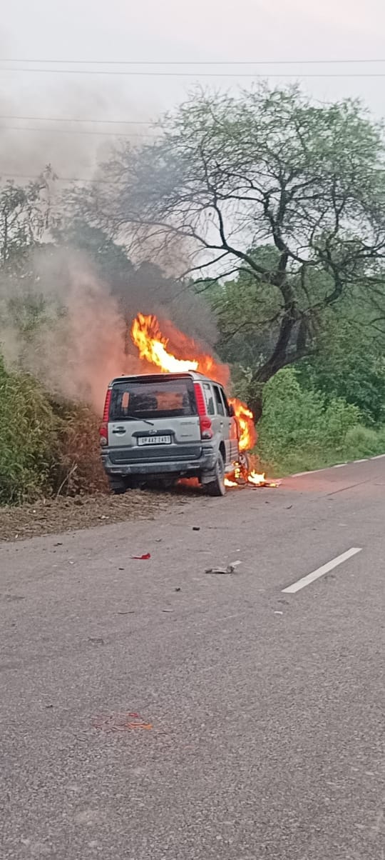 Scorpio burnt due to bike getting stuck, young man died in the accident