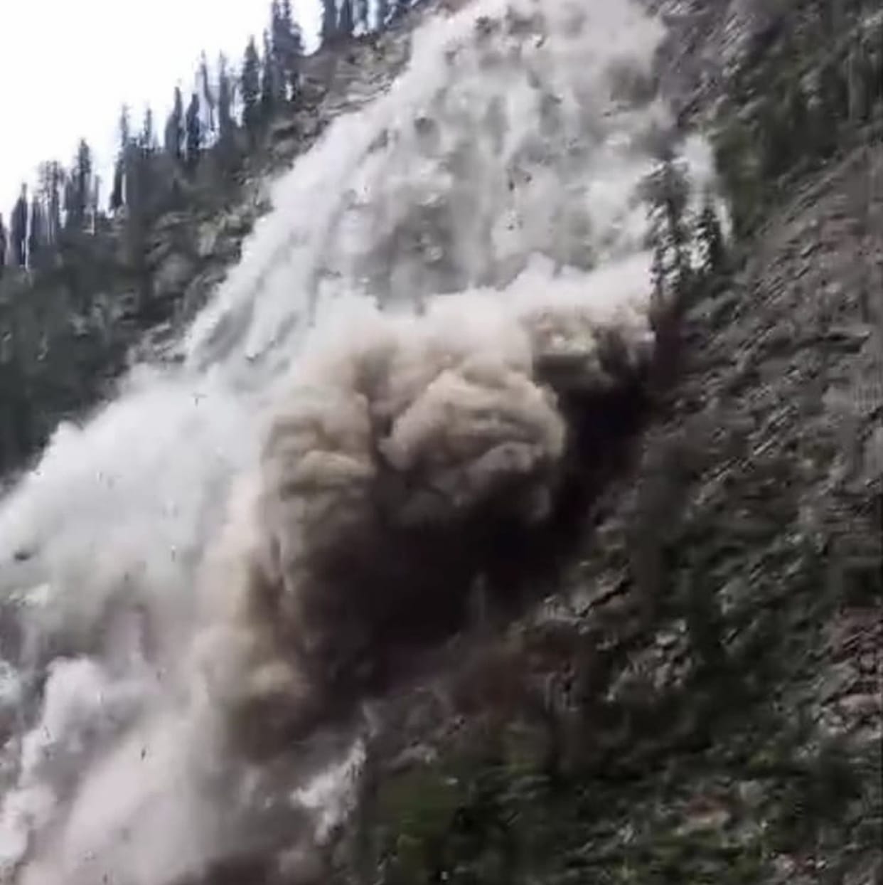 Darka mountain between Guinala and Donali drain, road to Manimahesh closed