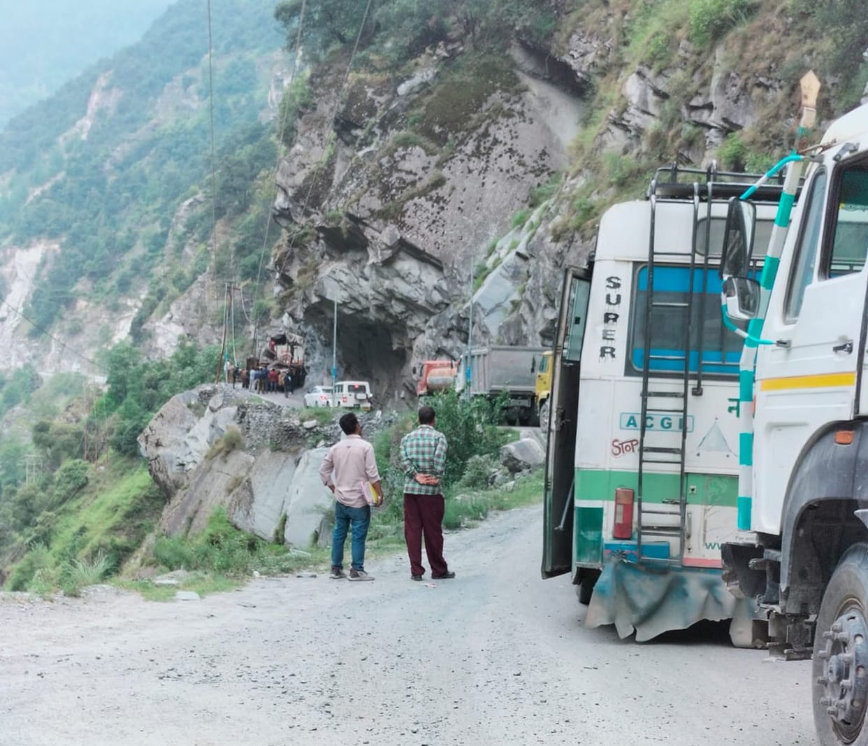 Trolley stuck near Siyur bridge, road remained closed for two hours