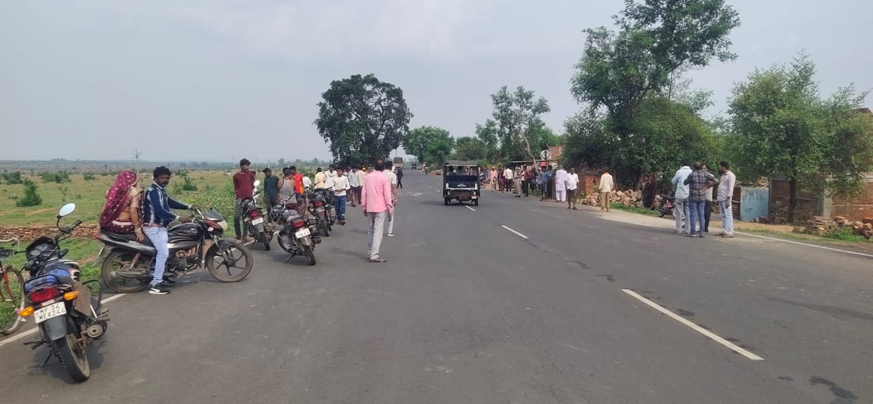 Damoh News: Before attending the wedding, three friends were hit by an unknown vehicle, one died