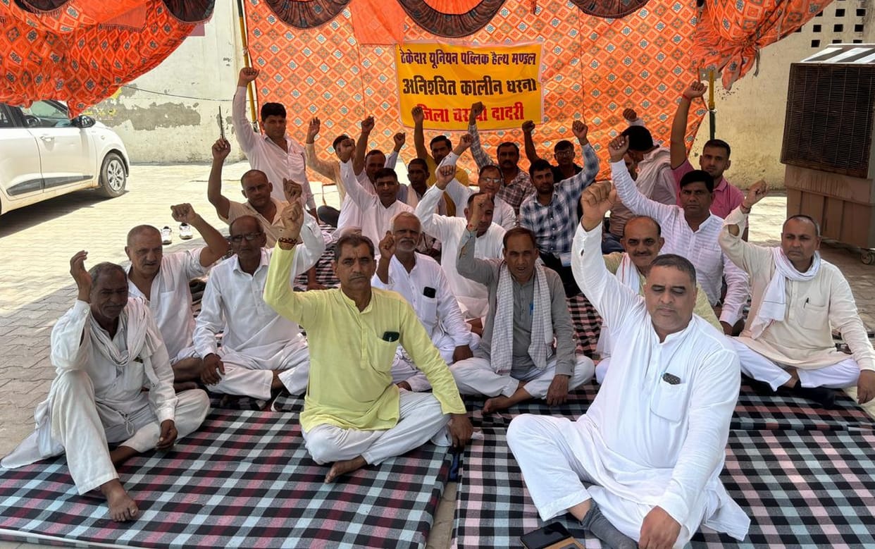 Contractors raised slogans against the government