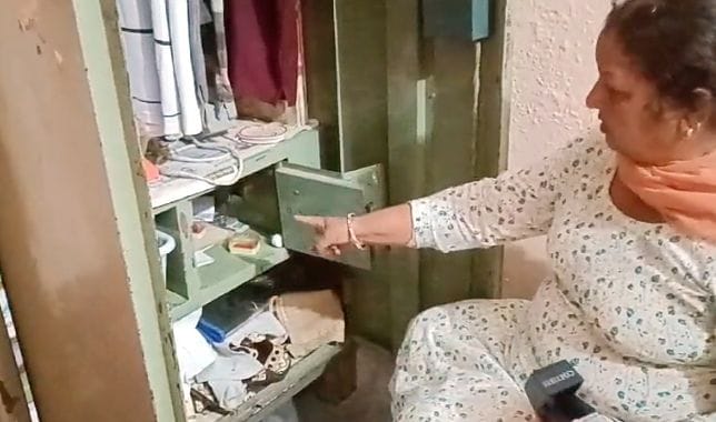 The miscreants took away jewelery worth lakhs and Rs 11,000 in cash after burgling