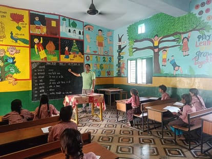 Teachers performed their teaching duties with black bands tied on their arms.