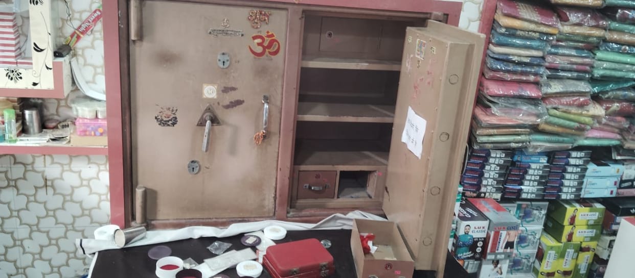 Thieves took away jewelery and cash worth Rs 27 lakh from a jeweler's shop